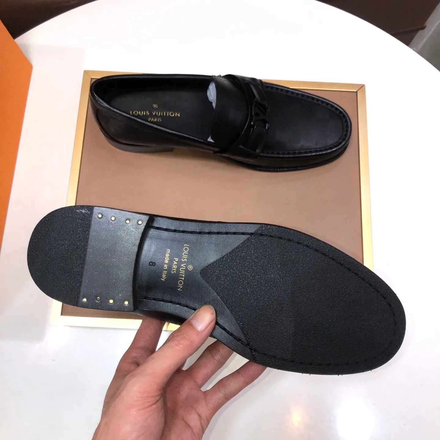 Men's men's shoes💰540💰[LV] (original single cowhide lining)🍀LV's latest genuine leather business suit shoes are available on the official website at the same time. The first-layer cowhide imported from Italy is made of heavy gold, and the official website has a 1:1 rubber outsole. Versatile to wear, high-end without losing class, and the color combination is extraordinary. This four-season style is alluring when worn on your feet, showing off your big-name flair. Standard code 38-45 (45 customized)